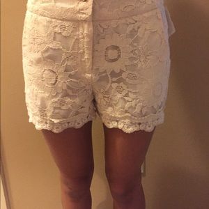Monteau lace shorts cream color sz small